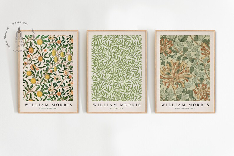 Op de afbeelding: Drie ingelijste prints van botanische illustraties van William Morris. De prints tonen een groen en wit bloemenpatroon, een geel en groen fruitpatroon en een bruin en groen bloemenpatroon. Elke print bevat de naam van de kunstenaar en de titel van het ontwerp.