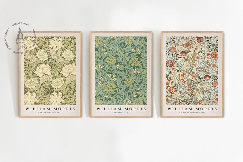 Op de afbeelding: Drie ingelijste prints van botanische illustraties van William Morris. De prints tonen een groen en wit bloemenpatroon, een groen en wit bladpatroon en een rood, groen en wit bloemenpatroon. Elke print bevat de naam van de kunstenaar, de titel van het ontwerp en het jaar van creatie.