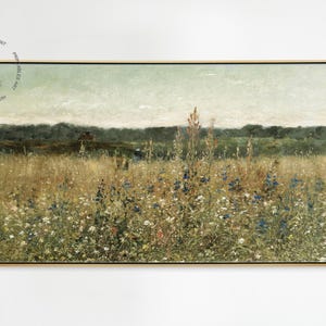Puede incluir: Una pintura de un campo de flores silvestres con un cielo azul brumoso en el fondo. Las flores son principalmente blancas y azules, con algunos acentos amarillos y rojos. El campo está rodeado por una línea de árboles en la distancia.