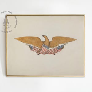 Op de afbeelding: Een ingelijste print met een gedetailleerde illustratie van een gouden adelaar met uitgespreide vleugels, die Amerikaanse vlaggen vasthoudt. Het kunstwerk heeft een vintage esthetiek, met de tekst "NYC ART PRINT" in de linkerbovenhoek.