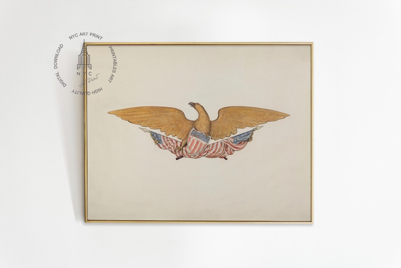 Op de afbeelding: Een ingelijste print met een gedetailleerde illustratie van een gouden adelaar met uitgespreide vleugels, die Amerikaanse vlaggen vasthoudt. Het kunstwerk heeft een vintage esthetiek, met de tekst "NYC ART PRINT" in de linkerbovenhoek.