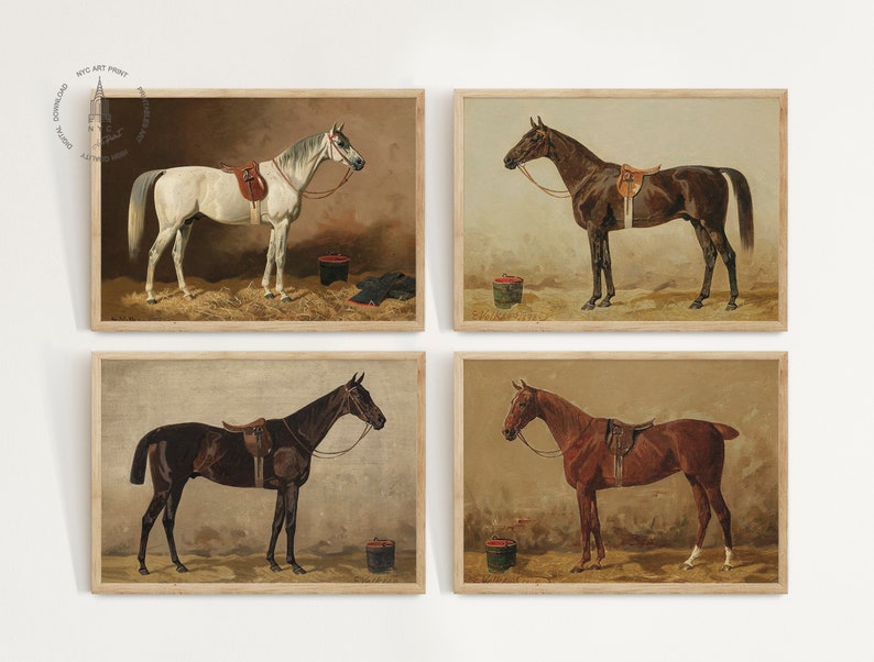 Puede incluir: Cuatro ilustraciones vintage de caballos con sillas de montar y bridas. Los caballos est&aacute;n representados en un estilo realista con detalles precisos y se colocan sobre un fondo neutro.
