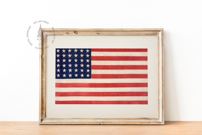 Puede incluir: Una impresi&oacute;n enmarcada de una vieja bandera estadounidense descolorida con 48 estrellas. La bandera se muestra en un marco de madera claro con un passe-partout blanco.