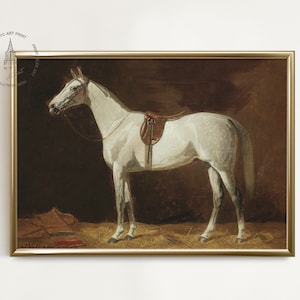 Puede incluir: Una pintura de un caballo blanco con una silla de montar marr&oacute;n de pie en un establo. El caballo est&aacute; mirando hacia la izquierda y tiene una brida marr&oacute;n oscuro. El fondo es de color marr&oacute;n oscuro.
