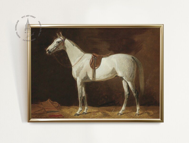 Puede incluir: Una pintura de un caballo blanco con una silla de montar marr&oacute;n de pie en un establo. El caballo est&aacute; mirando hacia la izquierda y tiene una brida marr&oacute;n oscuro. El fondo es de color marr&oacute;n oscuro.