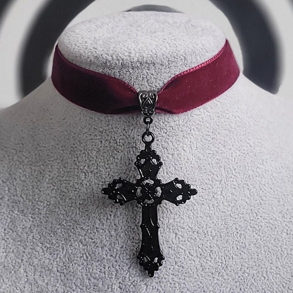 Gothic Cross Choker - Aanpasbare fluwelen ketting met zwarte kruischarme - Uniek Goth cadeau-idee