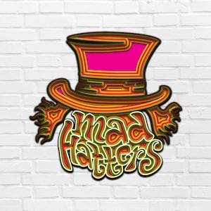 Puede incluir: Una obra de arte de madera en capas que presenta un diseño de sombrero de copa del Sombrerero Loco. El sombrero es rosa con detalles en marrón, amarillo y verde. Las palabras "Mad Hatters" están en una fuente estilizada.