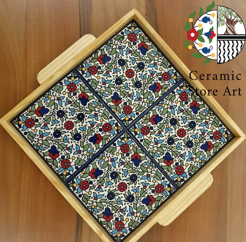 Puede incluir: Una bandeja de madera con cuatro azulejos cuadrados de cer&aacute;mica. Los azulejos est&aacute;n decorados con un patr&oacute;n floral en tonos azules, rojos y verdes. La bandeja es perfecta para servir aperitivos o bebidas.