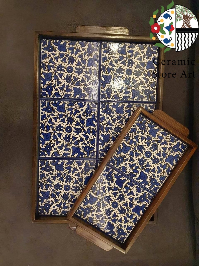 Puede incluir: Dos bandejas de servir de madera con inserciones de azulejos florales azules y blancos. La bandeja m&aacute;s grande tiene cuatro azulejos y la bandeja m&aacute;s peque&ntilde;a tiene dos azulejos.