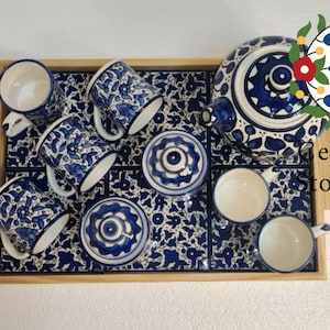 Handgjort palestinskt keramiskt teset: Marinblå blommig tekanna, koppar och bricka