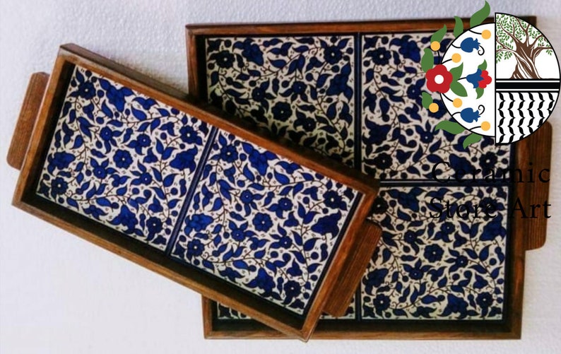 Puede incluir: Dos bandejas de servir de madera con inserciones de azulejos florales azules y blancos. La bandeja m&aacute;s grande tiene cuatro azulejos y la bandeja m&aacute;s peque&ntilde;a tiene dos azulejos.