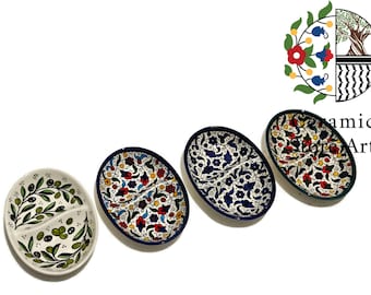 Könnte beinhalten: Vier Keramik-Servierplatten mit geteiltem Design. Jede Platte zeigt ein anderes Blumenmuster in Blautönen, Grün, Rot und Gelb. Die Platten sind oval geformt und haben einen weißen Hintergrund.