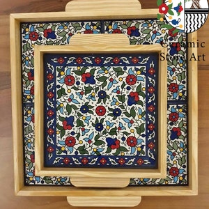 Puede incluir: Dos bandejas de servir de madera con patrones florales azules y blancos. La bandeja m&aacute;s peque&ntilde;a encaja dentro de la bandeja m&aacute;s grande. Las bandejas tienen asas de madera.