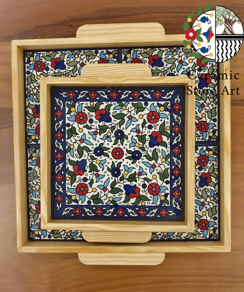 Puede incluir: Dos bandejas de servir de madera con patrones florales azules y blancos. La bandeja m&aacute;s peque&ntilde;a encaja dentro de la bandeja m&aacute;s grande. Las bandejas tienen asas de madera.