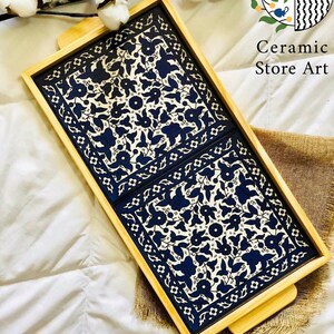 Puede incluir: Una bandeja de servir de madera con dos azulejos de cer&aacute;mica extra&iacute;bles. Los azulejos presentan un patr&oacute;n floral azul y blanco. La bandeja es perfecta para servir aperitivos, bebidas u otros art&iacute;culos.