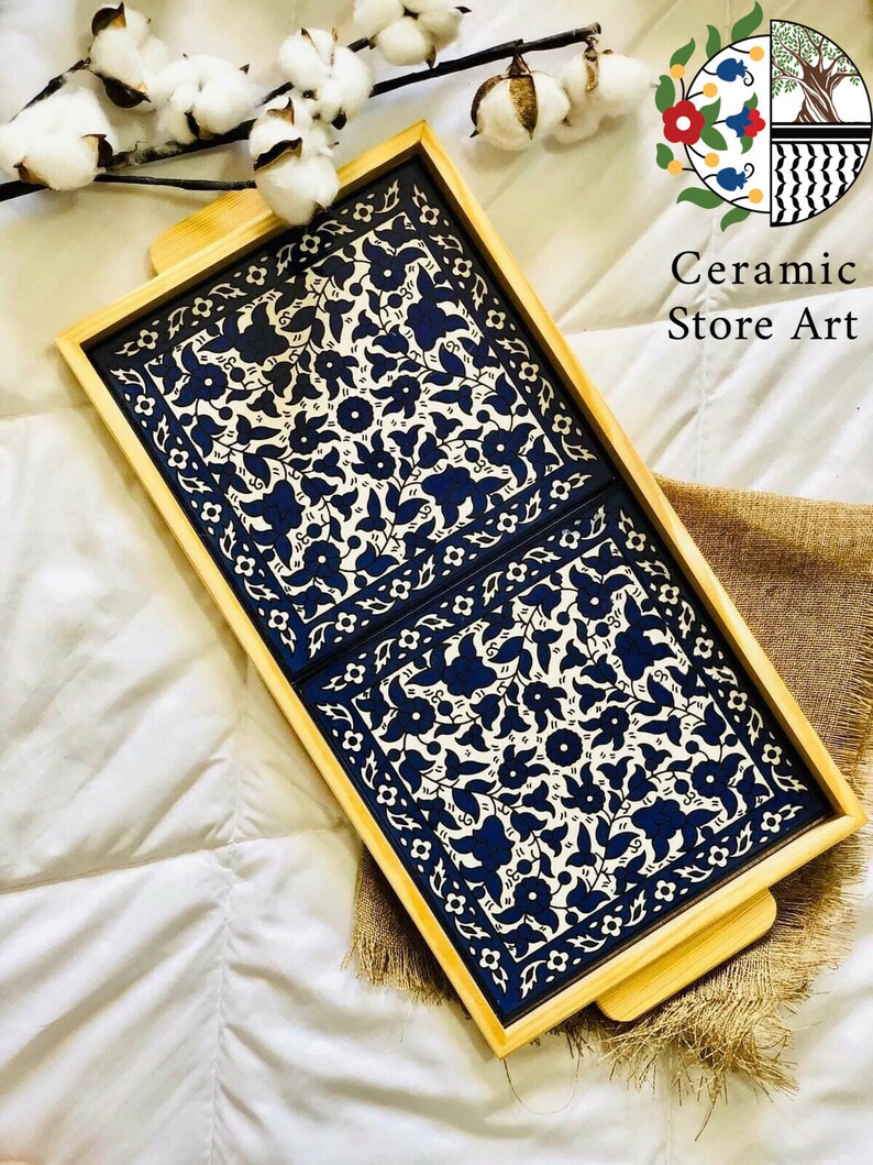 Puede incluir: Una bandeja de servir de madera con dos azulejos de cer&aacute;mica extra&iacute;bles. Los azulejos presentan un patr&oacute;n floral azul y blanco. La bandeja es perfecta para servir aperitivos, bebidas u otros art&iacute;culos.