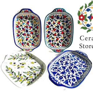 Peut inclure: Quatre plats de service en céramique avec différents motifs floraux et de branches d'olivier. Les plats sont blancs avec des accents bleus, rouges, verts et jaunes. Les plats sont tous rectangulaires avec des coins arrondis et ont un bord légèrement surélevé.