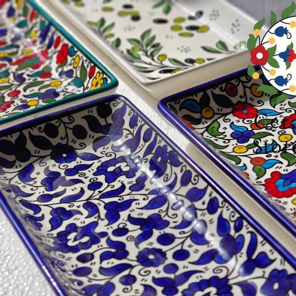 Assiette de service palestinienne en céramique artisanale : plat à motifs floraux peint à la main