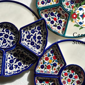 以下が含まれることがあります： 青と白のフローラルパターンが施されたセラミック製のサービングディッシュ2つ。各ディッシュは、異なる食品をサーブするための5つのセクションに分かれています。これらのディッシュは、ゲストをもてなすのに最適です。