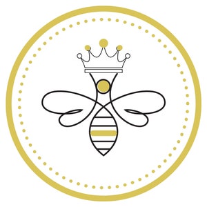 Può includere: Un cerchio dorato con un bordo punteggiato circonda un'ape stilizzata in bianco e nero con una corona dorata sulla testa.