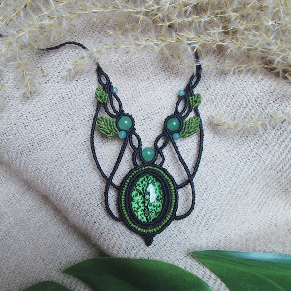 Collier tissé en MicroMacrame Noir et Vert - Perles d'Aventurine - Bijoux style Elfique Fantastique - Cabochon Arbres - Collier de Feuilles