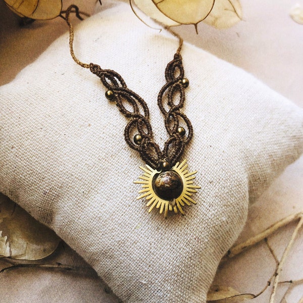 Collier Tisser en Macramé - Soleil et Perles en Laiton - Perle en Pierre précieuse de Jaspe de Bois - Bijoux Solaire - Bohême & Hippie -