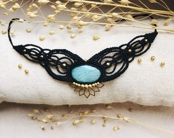 Collier Ras de Cou Noir Tissé en Macrame - Pierre Bleu d’Amazonite Zébrée - Perles de Laiton - Bohême et Gypsy - Bijoux Artisanale Festival