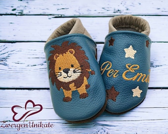 Kruipschoenen met naam (gepersonaliseerde leren pantoffels) met leeuw all over - baby, kind, peuter - handgemaakt cadeau