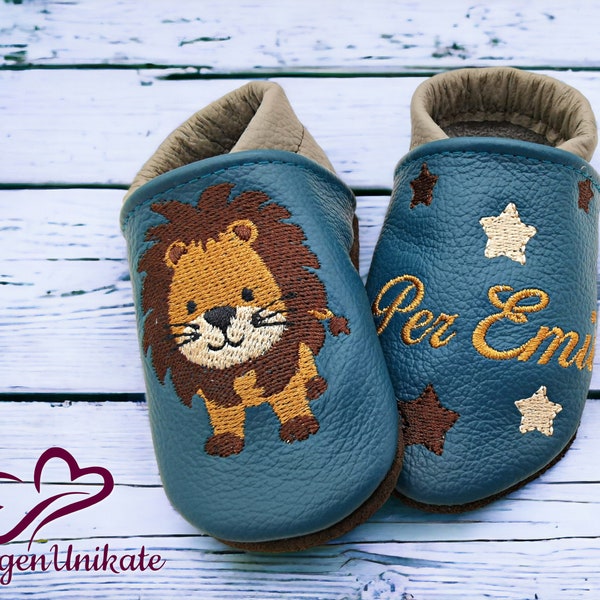 Chaussures à ramper avec nom (chaussons en cuir personnalisés) avec lion partout - bébé, enfant, tout-petit - cadeau fait main