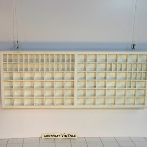 Vintage handgemaakte witgeschilderde houten display-eenheid voor memorabilia, kristal, vintage boekdruk, lade houtprinters, industrieel decor