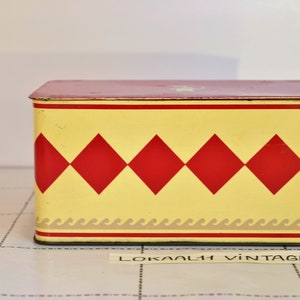 Vintage rechthoekige rode en beige oude blikken biscuitdoos ,gemaakt door de Nederlandse koekjesfabrikant bolletje in 1950 voor de Franse of Belgische markt afbeelding 4