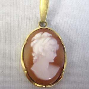 Vintage 14K Gold Carved Cameo of a Lady Pendant