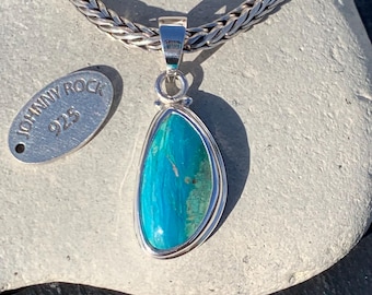 Colgante de ópalo azul peruano en forma de gota, hecho a mano en plata de ley 925, joyería única de ópalo andino.