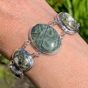 Armband i kornisk grön serpentin med preseli blåsten, handgjort 925 sterlingsilver, klassiska brittiska ädelstenar