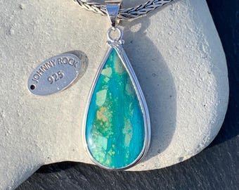 Colgante de ópalo azul peruano en forma de lágrima, hecho a mano en plata de ley 925, joyería de ópalo andino poco común.