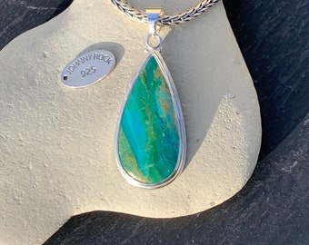 Colgante de ópalo azul peruano en forma de lágrima, hecho a mano en plata de ley 925, joyería de ópalo andino poco común.