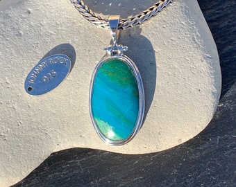 Colgante ovalado de ópalo azul peruano, hecho a mano en plata de ley 925, joyería de ópalo andino poco común.