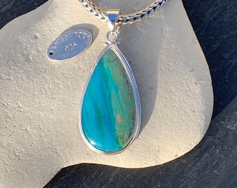 Colgante de ópalo azul peruano en forma de lágrima, hecho a mano en plata de ley 925, joyería de ópalo andino poco común.