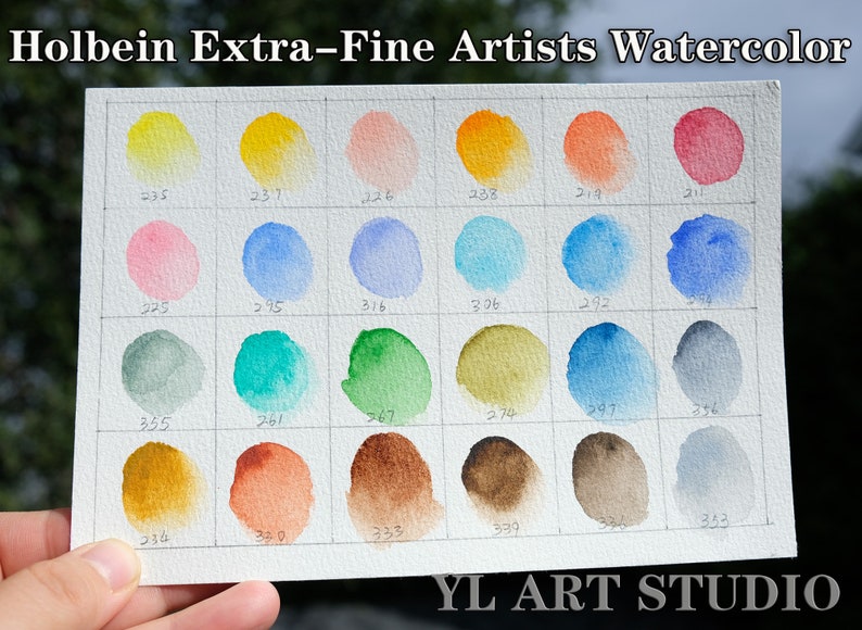 K&ouml;nnte beinhalten: Eine Aquarell-Farbkarte mit 18 verschiedenen Farben, darunter Gelb, Orange, Rot, Rosa, Blau, Gr&uuml;n, Braun und Grau. Die Karte ist mit Zahlen beschriftet, und der Text "Holbein Extra-Fine Artists Watercolor" befindet sich oben. Der Text "YL ART STUDIO" befindet sich unten.