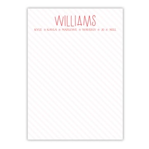 Può includere: Blocco note bianco con strisce diagonali rosse e il testo "WILLIAMS" in alto. Sotto il nome, il testo recita "KYLE * KAYLA * MARLOWE * WAVERLY * JO * NELL".