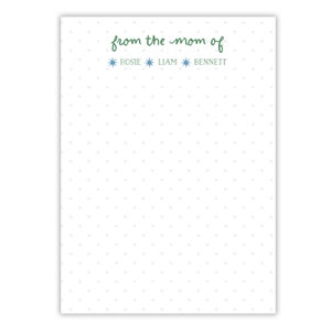 Può includere: Un biglietto bianco con testo verde che dice "from the mom of" e stelle blu con i nomi "Rosie", "Liam" e "Bennett" sotto.