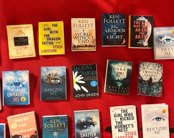 Personalisierte Miniatur-Bücher: Sie wählen Ihre Titel aus, Mini-Bücherregal-Ornamente