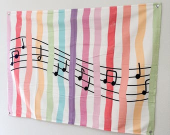 Hangtapijt met regenboogstrepen | Muziekleraar, muziekdocent, Muziekkamer, Muziekles, Decor muziekkamer, Decor muziekles, Banner