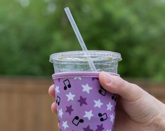 パープルスターズ コーヒークージー | 音楽教師へのギフト、音楽教師のセンス、音楽クージー、小学生向け音楽ギフト、コーヒースリーブ、パープルクージー