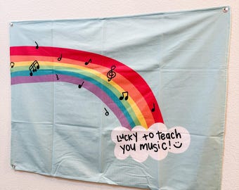 Lucky To Teach You Music Hangtapijt | Muziekleraar, muziekdocent, Muziekkamer, Muziekles, Decor muziekkamer, Decor muziekles