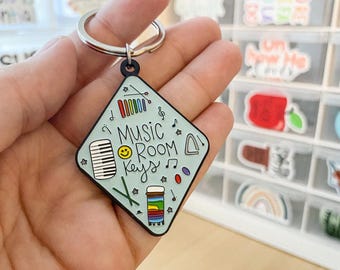 音楽室の鍵型エナメルキーホルダー｜音楽室キーホルダー、音楽教室キーホルダー、音楽監督へのギフト、音楽教師へのギフト、音楽生徒へのギフト