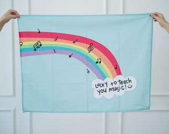 Lucky To Teach You Music 吊り下げタペストリー | 音楽教師、音楽教育者、音楽室、音楽教室、音楽室の装飾、音楽教室の装飾