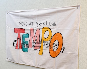 Op je eigen tempo bewegen Hangtapijt | Muziekdocent, muziekdocent, muziekkamer, muziekles, decor muziekkamer, decor muziekles, banner