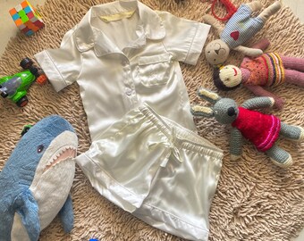 Flower girl pajamas in satin and silk for flower girl proposal. Cake smash outfit for boy girl for first birthday for photo.