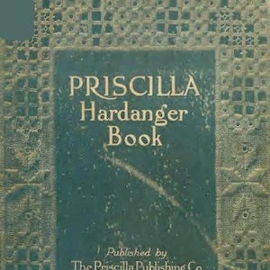 Puede incluir: Una portada de libro vintage con el título "PRISCILLA Hardanger Book" en letras blancas sobre un fondo verde azulado. La portada está enmarcada por un patrón de encaje detallado y de color claro. Publicado por The Priscilla Publishing Co., Boston, Mass.